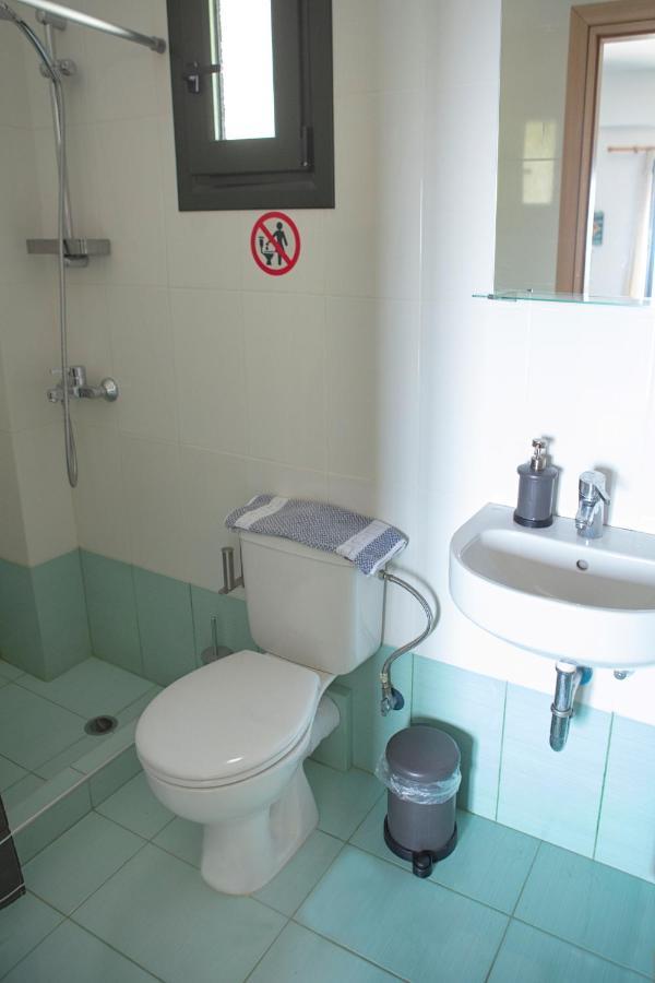 Eri Rooms To Let Raches  エクステリア 写真