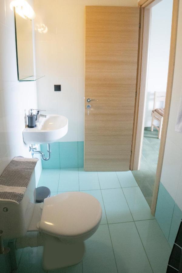 Eri Rooms To Let Raches  エクステリア 写真