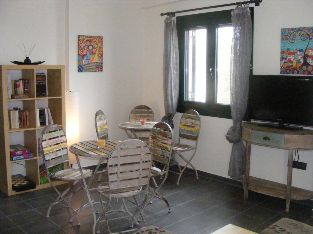 Eri Rooms To Let Raches  エクステリア 写真