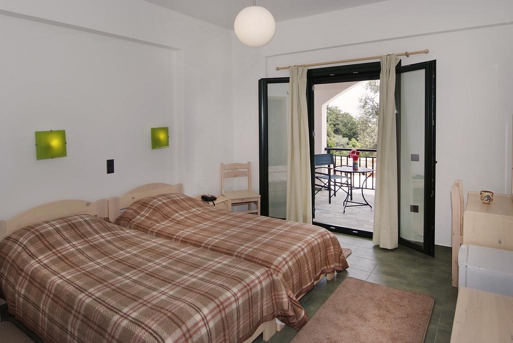 Eri Rooms To Let Raches  エクステリア 写真